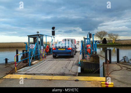 Reedham Fähre über den Fluss Yare hilft Benutzern, eine Reise von über 30 Meilen und ist die einzige verbleibende Autofähre in Norfolk. Stockfoto