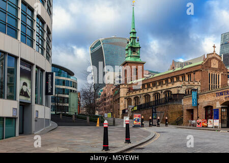 Urban Ansicht von modernen Gebäuden und All Hallows durch den Turm - berühmte antike Anglikanischen Kirche in London. Stockfoto