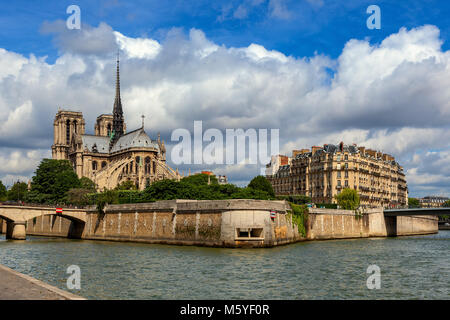 Blick auf den Fluss Seine und die berühmte Kathedrale Notre-Dame de Paris unter dem schönen Himmel in Paris, Frankreich. Stockfoto