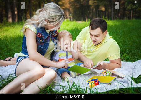 Lustige Familie im Park Ruhe Stockfoto