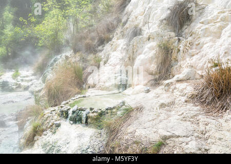 Kalksteinformationen an den heißen Quellen der Bagni di San Filippo in der Toskana, Italien, der an einem sonnigen Tag. Stockfoto