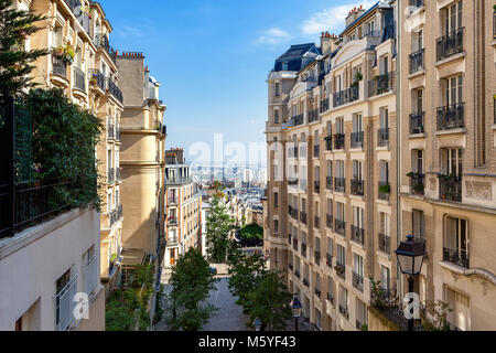 Ansicht der modernen Wohngebäuden in Montmartre in Paris, Frankreich Stockfoto