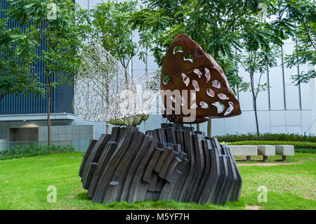 Hongkong, China, 29. Januar 2016: Ein Metall Skulptur von zwei weiße und braune Schmetterlinge sitzen auf einem Felsen in einem Park. Hong Kong Skulpturen Stockfoto