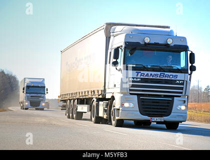 KARJAA, Finnland - 15. MÄRZ 2015: Zwei DAF XF halb Lkw auf der Straße. Der millionste DAF LKW war in Eindhoven im Februar 2015 hergestellt. Stockfoto