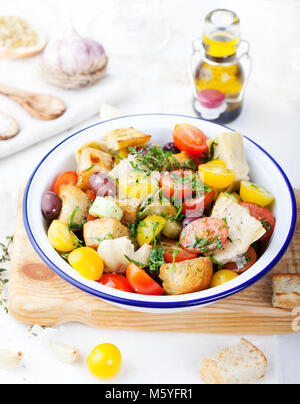 Traditionelle gesunde Panzanella Salat mit frischen Tomaten und knuspriges Brot Top View Stockfoto