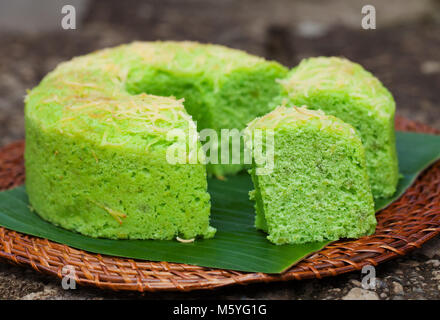 Chiffon Pandan kuchen Traditionellen Indonesischen wüste Stein Top View Stockfoto