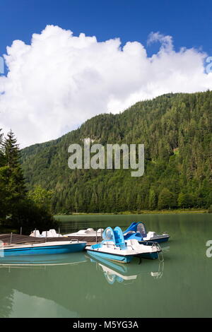 Mit dem Tretboot auf dem See Pillersee, Sankt Ulrich am Pillersee, Österreich Stockfoto