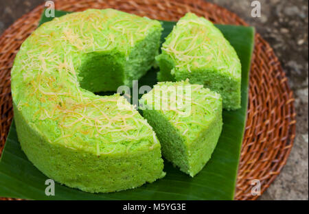 Chiffon Pandan kuchen Traditionellen Indonesischen wüste Stein Top View Stockfoto