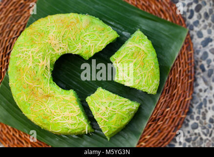 Chiffon Pandan kuchen Traditionellen Indonesischen wüste Stein Top View Stockfoto