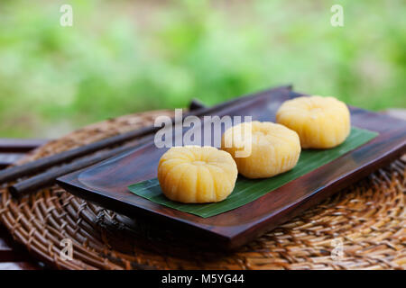 Mochi japanische Dessert mit Mango auf Holzplatte Garten Hintergrund Stockfoto