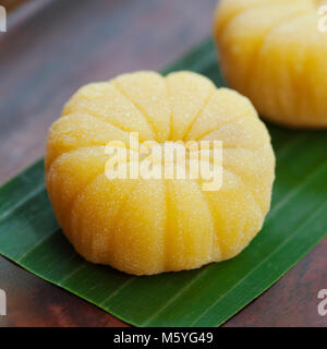 Mochi japanische Dessert mit Mango auf Holzplatte Garten Hintergrund Stockfoto