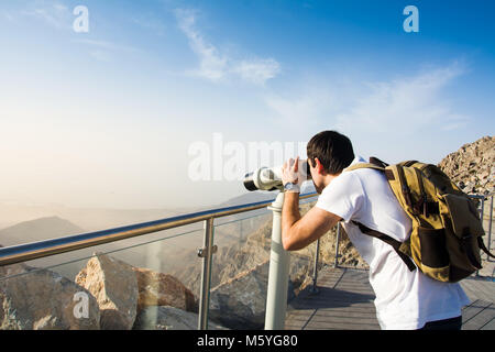 Mann am Berg Blick von öffentlichen Fernglas suchen Stockfoto