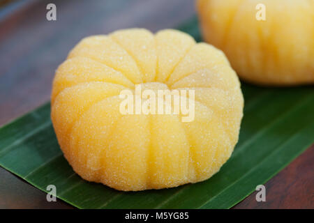 Mochi japanische Dessert mit Mango auf Holzplatte Garten Hintergrund Stockfoto