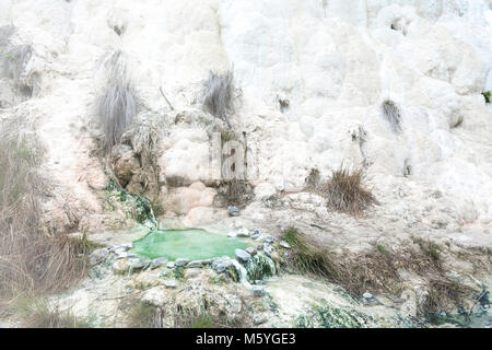 Kalksteinformationen an den heißen Quellen der Bagni di San Filippo in der Toskana, Italien, der an einem sonnigen Tag. Stockfoto