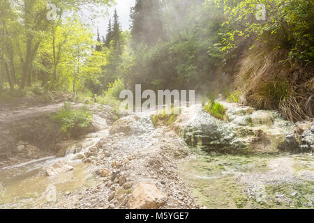 Kalksteinformationen an den heißen Quellen der Bagni di San Filippo in der Toskana, Italien, der an einem sonnigen Tag. Stockfoto