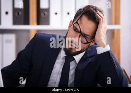 Close-up eine traurige junge Unternehmer Brille tragen Stockfoto