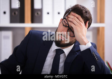 Close-up eine traurige junge Unternehmer Brille tragen Stockfoto