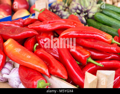 Frisches Gemüse auf einem Farmers Market Stall, closeup Shot mit selektiven Fokus. Red Paprika, Knoblauch, Gurken und Äpfeln auf dem Markt. Stockfoto