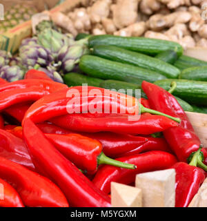 Frisches Gemüse auf einer Straße Marktstand. Red Paprika, Knoblauch, Gurken und Ingwer, Anordnung auf einem Bauernmarkt. Stockfoto