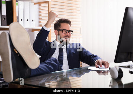 Entspannt junge Unternehmer Arbeiten am Computer am Arbeitsplatz Stockfoto