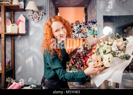 Wirklich nette Menschen junge Floristen neben Blumensträuße der frühlingshafte Blumen im Shop Stockfoto