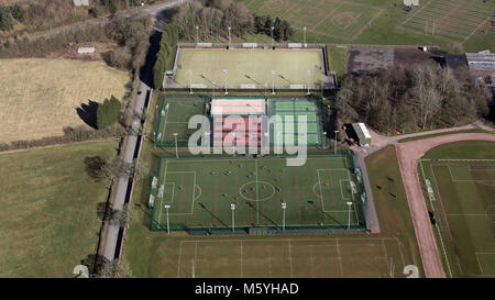 Luftbild mit Flutlicht beleuchtete Sportplätze an der Keele University, Staffordshire, Großbritannien Stockfoto