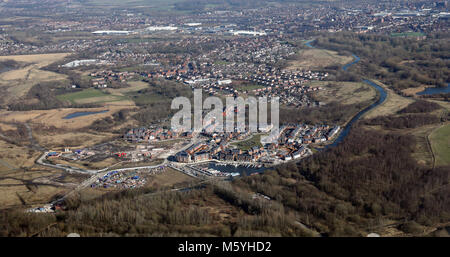 Luftbild der neuen Wohnungen und Häuser in der Nähe von Wigan, Lancashire, England gebaut Stockfoto