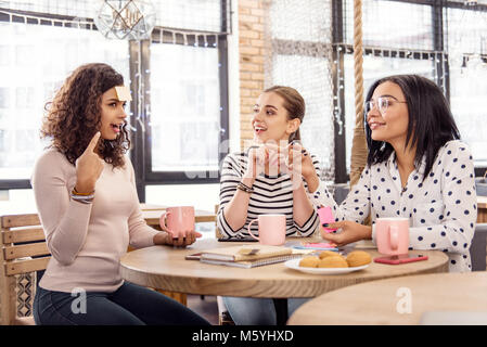 Locker drei Freunde raten Persönlichkeit Stockfoto