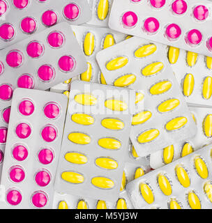 Blick von oben auf die rosa und gelbe Tabletten Pille in Blisterpackungen. Nsar können gereizter Magen Magengeschwür. Pillen für Entlastung schmerzen, Krämpfe, hea Stockfoto