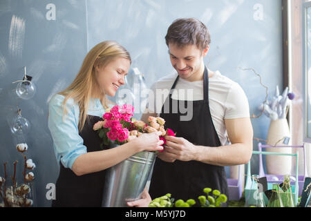 Floristen ihrer Arbeit mit Disire im Innenbereich Stockfoto