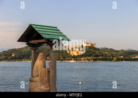 Blick auf die Burg von Angera Arona Lakefront Stockfoto