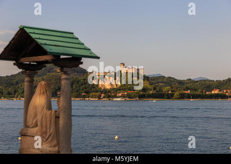 Blick auf die Burg von Angera Arona Lakefront Stockfoto