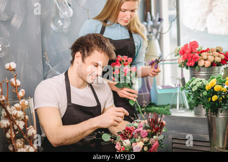 Gruppe von Verkäufern, die zusammen Stockfoto