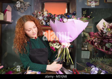 Hochqualifizierten Floristen Schneiden eine Blume Stiel Stockfoto