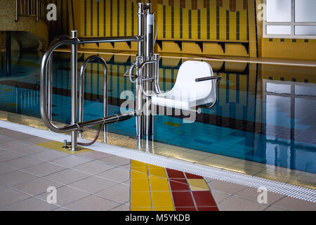 MALLNITZ, Österreich - Februar 6, 2018: Schwimmbad Aufzug für Behinderte Menschen in Tauernbad Mallnitz Stockfoto