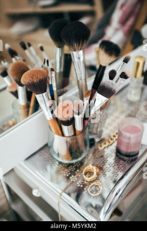 Make-up-Pinsel und kosmetischen am Schminktisch Stockfoto