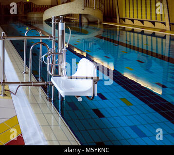 MALLNITZ, Österreich - Februar 6, 2018: Schwimmbad Aufzug für Behinderte Menschen in Tauernbad Mallnitz Stockfoto