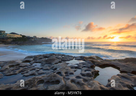 Nähe: Tamarama Beach bei Sonnenaufgang, Sydney, New South Wales, Australien Stockfoto