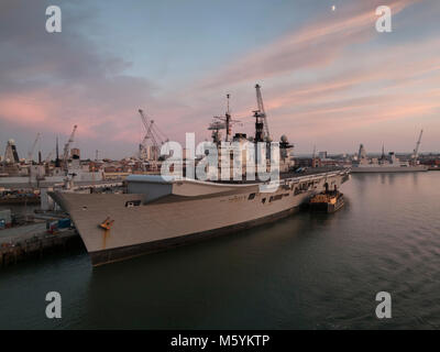 HMS Illustrious vertäut im Hafen von Portsmouth Stockfoto