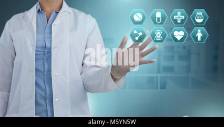 Arzt Interaktion mit medizinischen Hexagon Schnittstelle Stockfoto