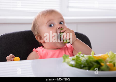 Nahaufnahme einer Baby Mädchen Essen Gesund Essen zum Frühstück Stockfoto