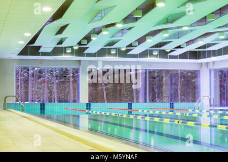 Lap Pool mit markierten Wege. Leeren Pool ohne Menschen mit ruhigen Wasser. Wassersport im Hallenbad, Spa und Sports Complex. Für pan Stockfoto