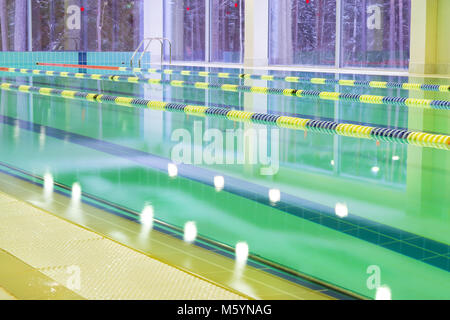 Lap Pool mit markierten Wege. Leeren Pool ohne Menschen mit ruhigen Wasser. Wassersport im Hallenbad, Spa und Sports Complex. Für pan Stockfoto