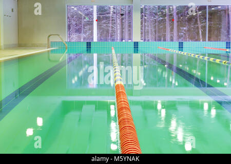 Lap Pool mit markierten Wege. Leeren Pool ohne Menschen mit ruhigen Wasser. Wassersport im Hallenbad, Spa und Sports Complex. Für pan Stockfoto
