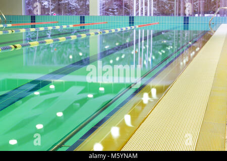Lap Pool mit markierten Wege. Leeren Pool ohne Menschen mit ruhigen Wasser. Wassersport im Hallenbad, Spa und Sports Complex. Für pan Stockfoto