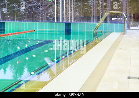 Lap Pool mit markierten Wege. Leeren Pool ohne Menschen mit ruhigen Wasser. Wassersport im Hallenbad, Spa und Sports Complex. Für pan Stockfoto