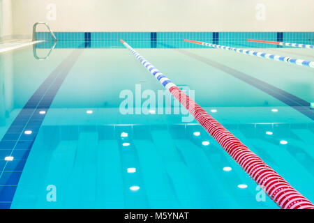 Lap Pool mit markierten Wege. Leeren Pool ohne Menschen mit ruhigen Wasser. Wassersport im Hallenbad, Spa und Sports Complex. Für pan Stockfoto