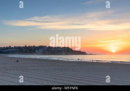 Bondi Beach bei Sonnenaufgang, Sydney, New South Wales, Australien Stockfoto