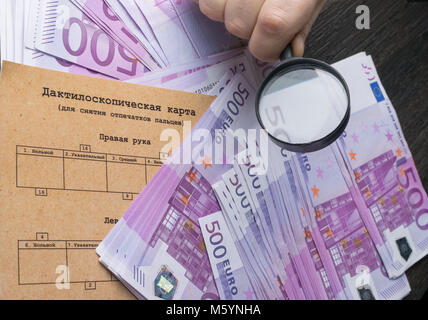 Mann mit Glaslupe analysieren Euro Geldscheine. Fingerprint Karte, Dactyloscopy Stockfoto