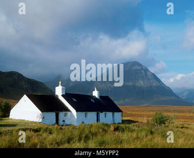 Blackrock Cottage, Glen Coe, Highland, Schottland (ein starker Kämpfer für die am meisten fotografierte Cottage in der Welt) Stockfoto